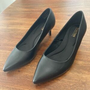 Kenneth Cole Reaction 2inch pointy pumps size 8